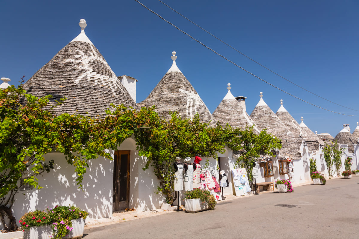 屋根にシンボルマークの描かれたトゥルッリ
